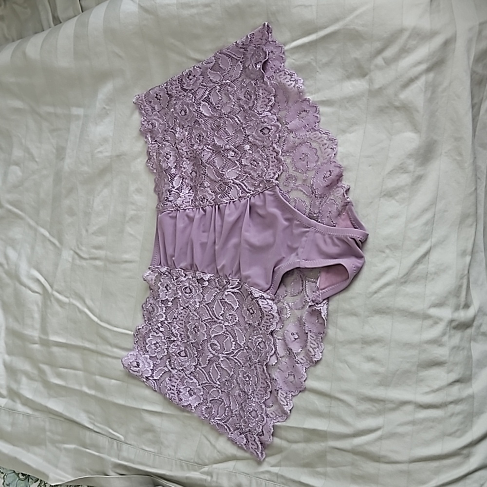 Cami/panty set. Beautiful lavender stretch lace. Size 1x but small.